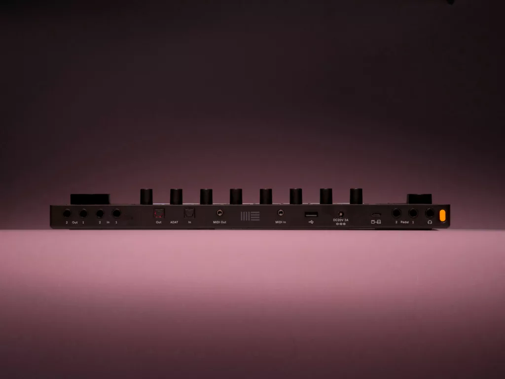 Foto della parte alta di Ableton Push 3 in cui vengono mostrate tutte le connessioni